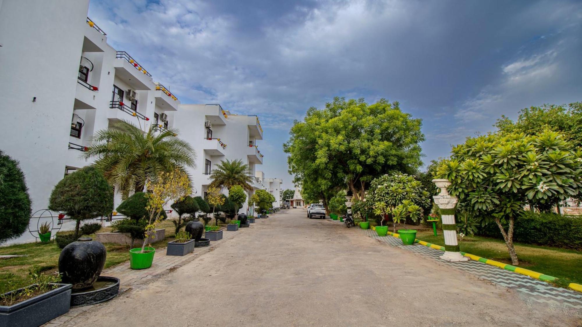 Elegance Resort Vrindāvan Dış mekan fotoğraf